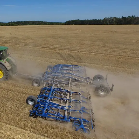 Le déchaumeur Köckerling Allrounder 1200 Profiline (12 m de large) ne dispose jamais plus de deux jours d'avance sur le semoir.