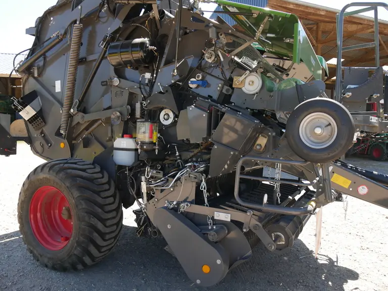 Les grands capots de la presse Fendt Rotana 180 V dégagent bien l'accessibilité pour l'entretien.