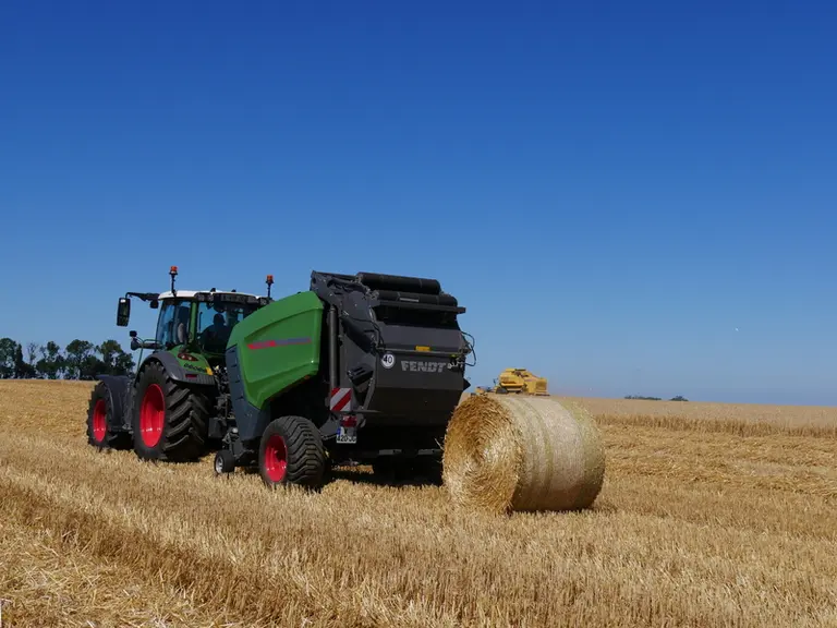 La presse à balles rondes Fendt Rotana 180 V XtraCut Profi dispose d'une chambre variable de 1,23 m de large.