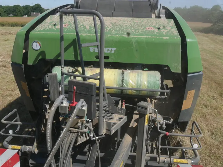 La bobine en réserve à l'avant de la Fendt Rotana 180 V cache la visibilité sur le déroulement du filet.