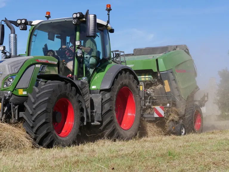 La presse à balles rondes Rotana 180 V XtraCut Profi était attelée pour le test à un tracteur Fendt 516 Vario.