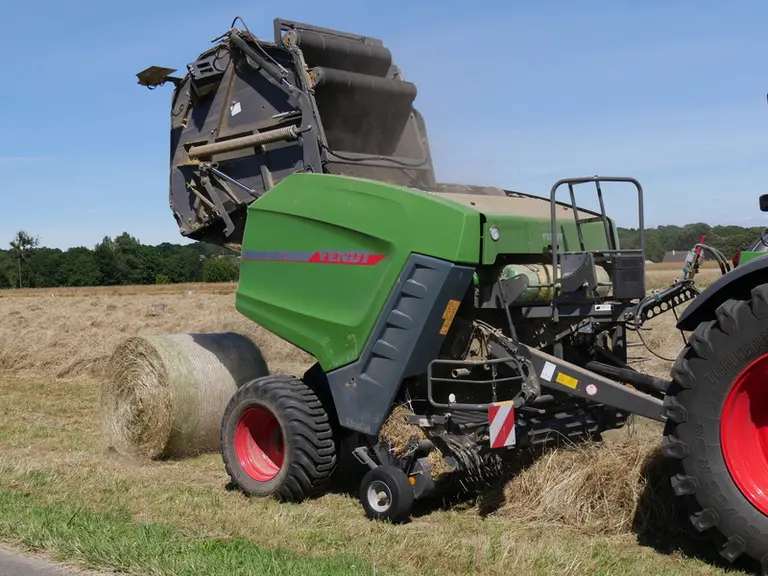 La presse à balles rondes Fendt Rotana 180 V XtraCut Profi confectionne des balles de 0,70 à 1,80 m de diamètre.