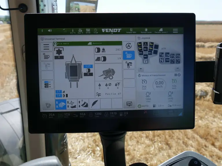 La presse à balles rondes Fendt Rotana 180 V XtraCut Profi se contrôlent depuis un terminal Isobus.