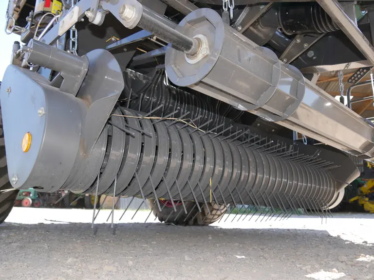 La presse à balles rondes Fendt Rotana 180 V XtraCut Profi dispose d'un pick-up sans chemin de came.
