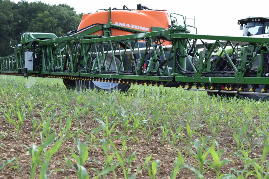 La technologie Smart Sprayer développée en collaboration par Bosch, BASF et Amazone permet d'économiser jusqu'à 70 % d'herbicide.