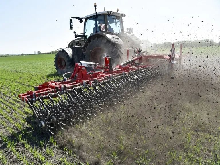 Les houes rotatives Rotarystar 900 et 1200 d'Einböck s'utilisent entre 12 et 25 km/h.