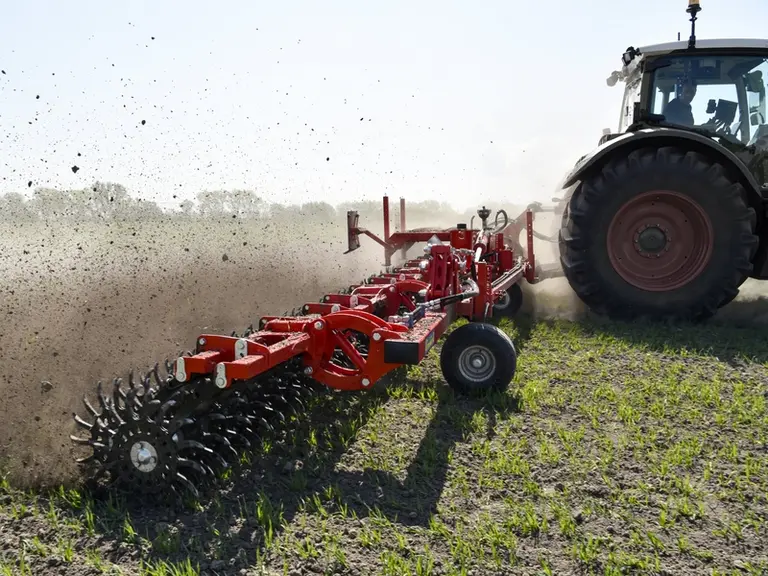 Les houes rotatives Rotarystar 900 et 1200 d'Einböck demandent respectivement des tracteurs d’au moins 160 et 200 ch.