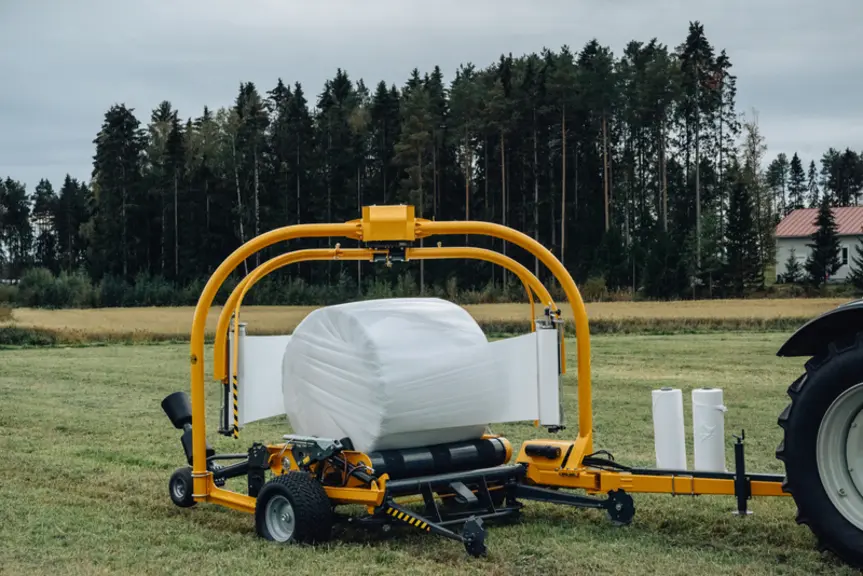 L’enrubanneuse traînée Sideliner 1540 Pro d’Elho est équipée d'un ou deux satellites.