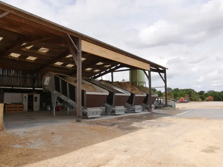 La cuisine du robot d’alimentation GEA DairyFeed F4500 se compose de caissons pour le stockage en vrac du fourrage.