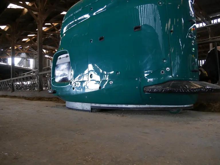 Le robot d’alimentation GEA DairyFeed F4500 est équipé de deux repousseurs escamotables, qui repoussent la ration sur la table d'alimentation.