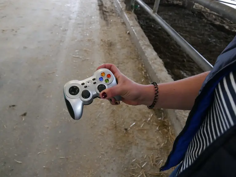 Une télécommande permet de piloter manuellement le robot d’alimentation GEA DairyFeed F4500, afin de définir les différents parcours de distribution.