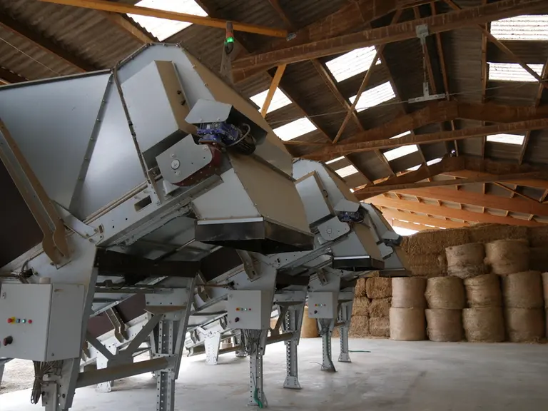 Assurant le chargement du robot d’alimentation GEA DairyFeed F4500, les caissons de stockage en vrac sont disponibles en 13 et 16 mètres cubes.