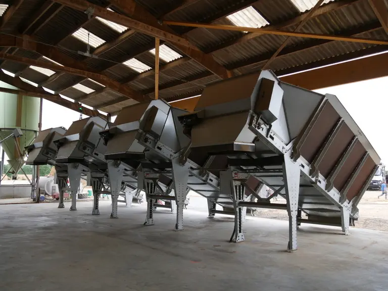 Dans la cuisine du robot DairyFeed F4500, les caissons pour le stockage en vrac peuvent être complétés par des mélangeuses de type bol à poste fixe de