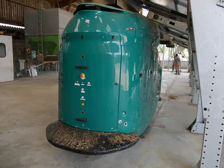 Le robot d’alimentation GEA DairyFeed F4500 reçoit des bumpers à l'avant et à l'arrière, qui stoppent son avancement en cas d'obstacle.