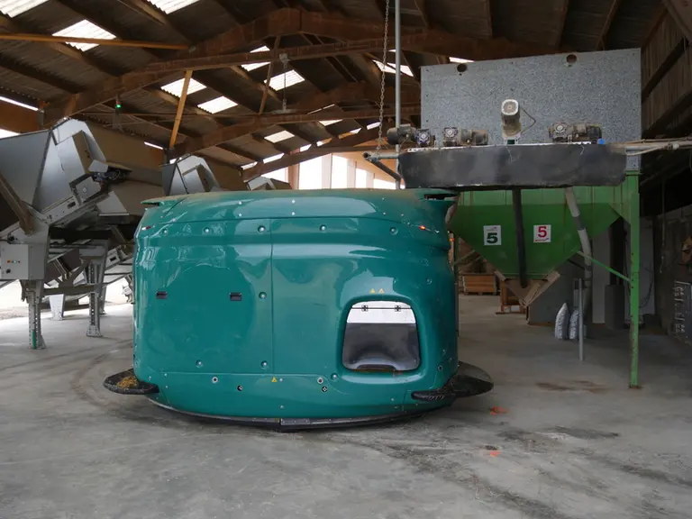 Fonctionnant sur batteries, le robot d’alimentation GEA DairyFeed F4500  est capable de travailler 18 heures sur 24.
