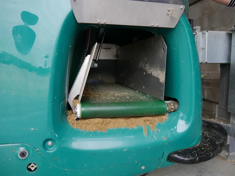 Le robot d’alimentation GEA DairyFeed F4500 est équipé d'un tapis transversal distribuant à gauche ou à droite.