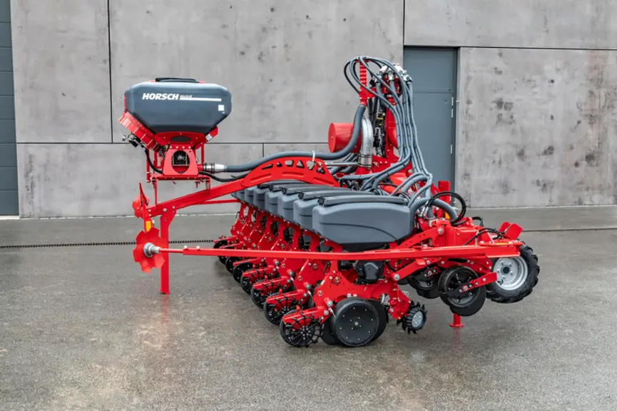 L'engrais ou les microgranulés issus de la trémie MiniDrill sont déposés soit dans la ligne de semis, soit en surface.