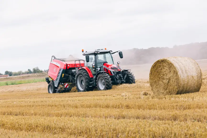 Les presses à balles rondes Massey Ferguson MF RB peuvent disposer en option de la compatibilité TIM permettant un pilotage du tracteur par l'outil.