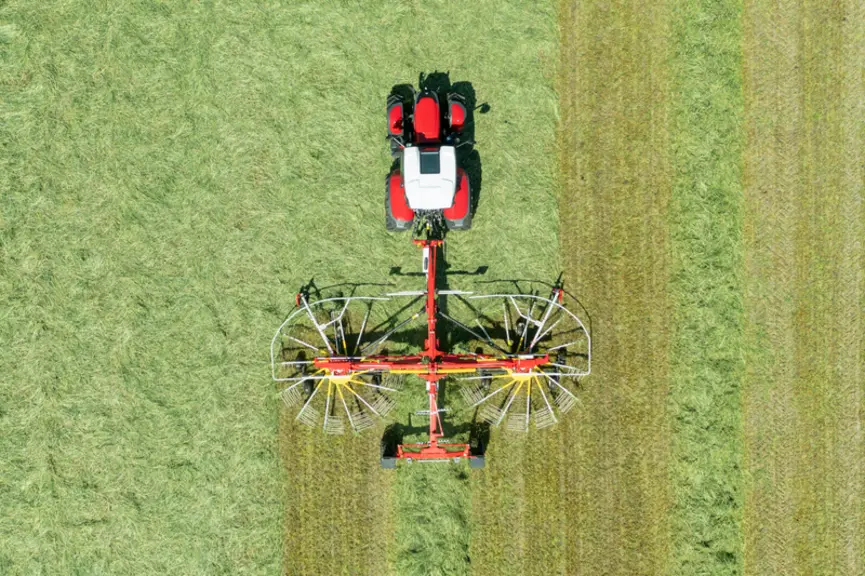 L'andaineur Top 882 C de Pöttinger est équipé de deux rotors de 3,70 m de diamètre.