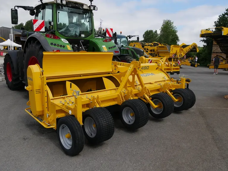 Le broyeur de fanes KS 490 de Ropa travaille quatre buttes espacées de 90 cm.