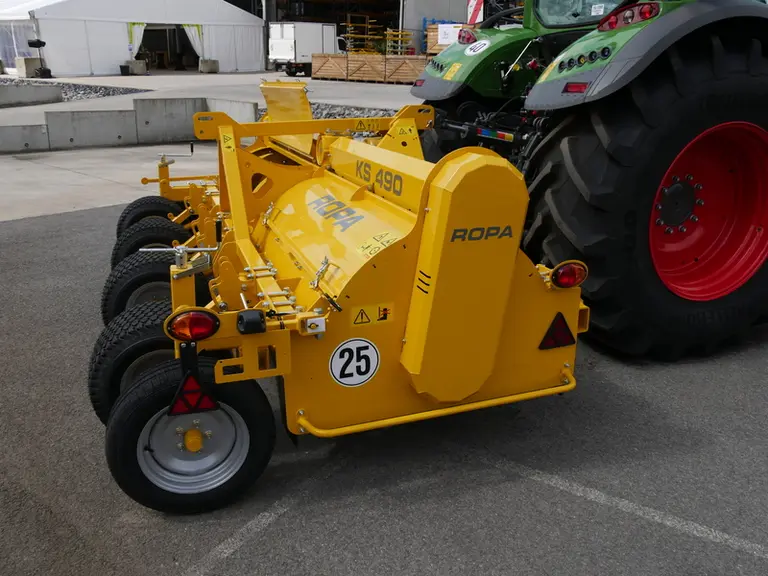 Les broyeurs de fanes KS 475 et KS 490 de Ropa sont disponibles en version homologuée pour le transport en long.