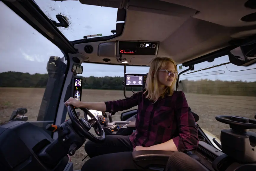 La nouvelle série Q de Valtra accueille une large cabine disposant d'un toit vitré.