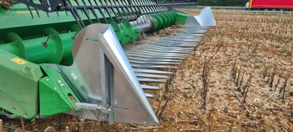 Les kits pour adapter une plateforme à céréales à la récolte de tournesol comprennent des plateaux à fixer devant les doigts de la barre de coupe et d