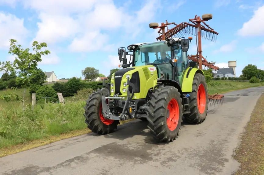 Le tracteur Claas Arion 450 est très confortable sur la route.