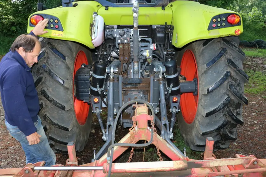 Le tracteur Claas Arion 450 est équipé d'un relevage arrière à l'amplitude un peu faible.