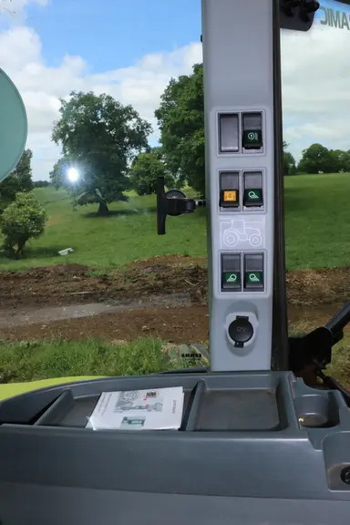Le tracteur Claas Arion 450 conserve des commandes sur le montant gauche.