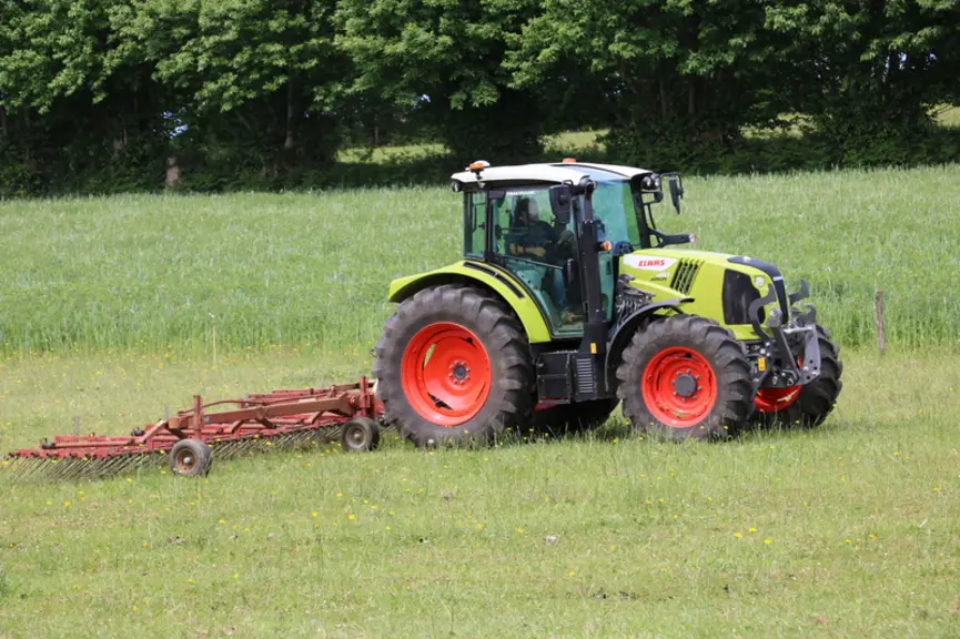 Le tracteur Claas Arion 450 dispose d'une transmission semi-powershift bien étagée.