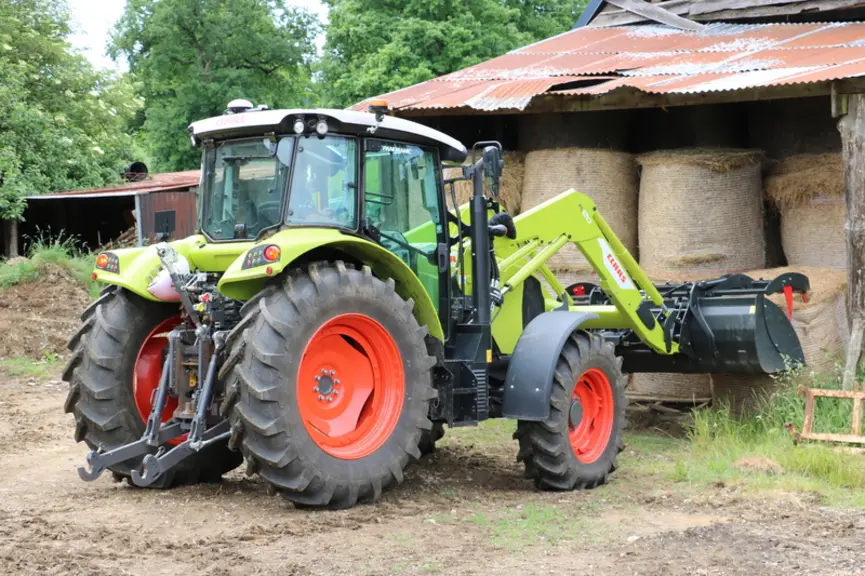 Le tracteur Claas Arion 450 mériterait d'être équipé de masses de roues à l'arrière pour éviter d'utiliser une masse sur le relevage arrière lors des