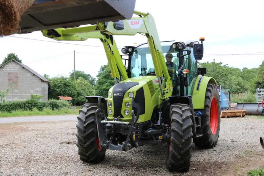 Le tracteur Claas Arion 450 profite d'une visibilité remarquable au chargeur.