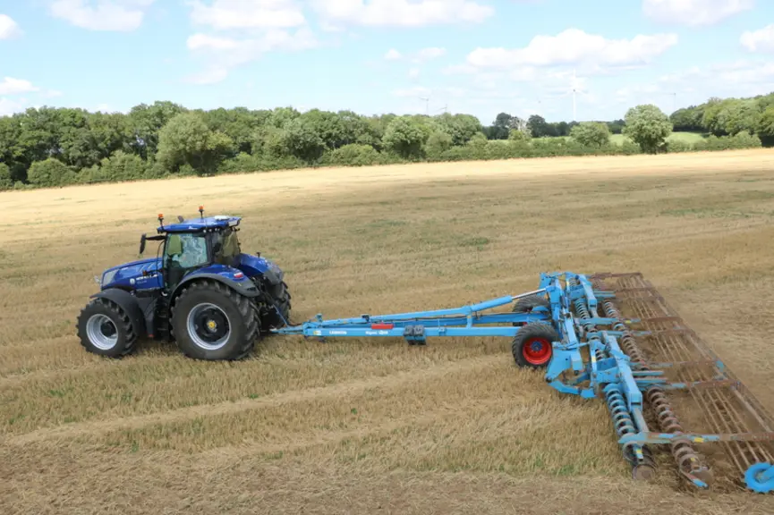 Le tracteur New Holland T7.315 HD a déchaumer avec un outil à disques indépendants semi-porté Lemken Gigant Heliodor de 12 mètres.