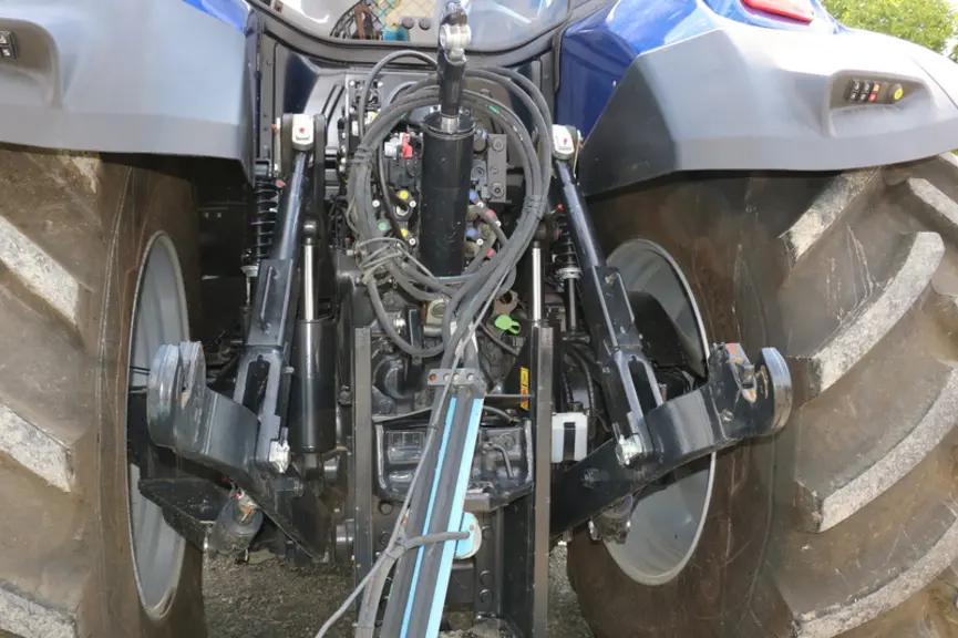 Le tracteur New Holland T7.315 HD dispose d'un attelage bien aménagé.