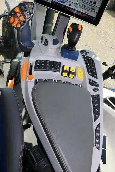 Le tracteur New Holland T7.315 HD accueil un accoudoir multifonction ergonomique et complet.