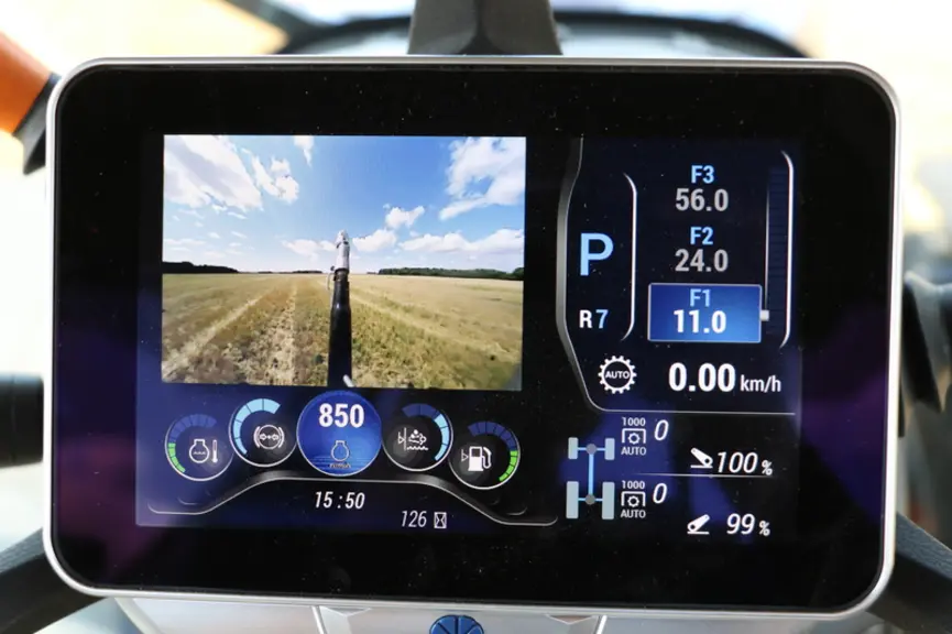 Le tableau  de bord du New Holland T7 HD intégré au volant n'apporte pas de réel avantage.