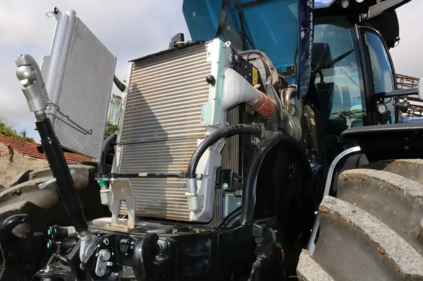 Le tracteur New Holland T7.315 HD ne dispose pas d'un capot monobloc.