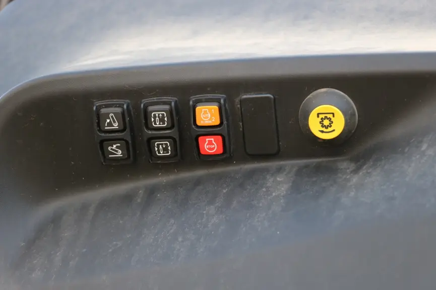Le tracteur New Holland T7.315 HD profite de commandes très complètes sur les ailes.