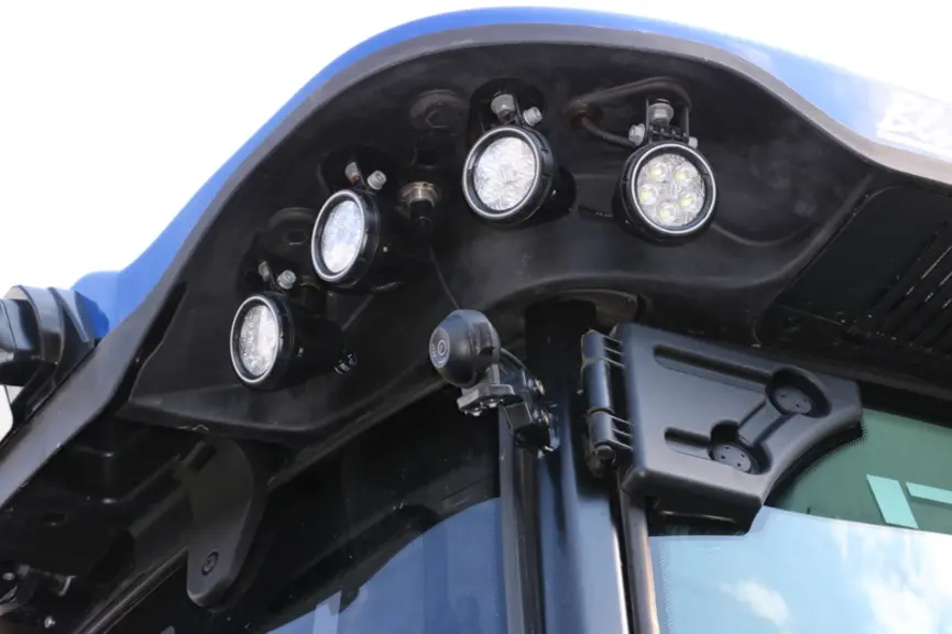 Le tracteur New Holland T7.315 HD est équipé de 24 projecteurs à leds.
