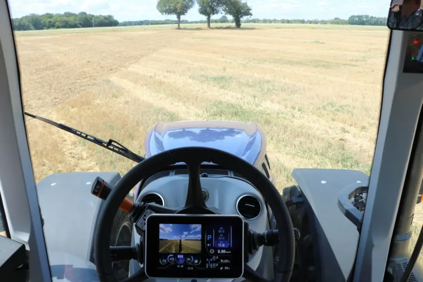 Le tracteur New Holland T7.315 HD a un capot assez large, compensé par une caméra grand angle dont l'image s’affiche sur le tableau de bord.