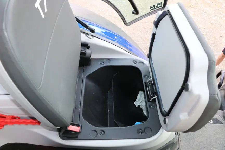 Le tracteur New Holland T7.315 HD dispose de nombreux rangements en cabine.