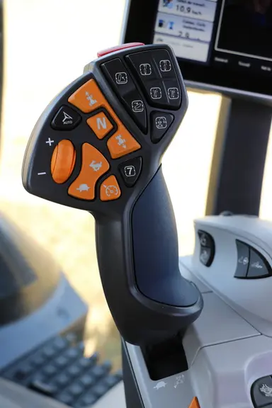 Le tracteur New Holland T7.315 HD est équipé d'un joystick à impulsion.