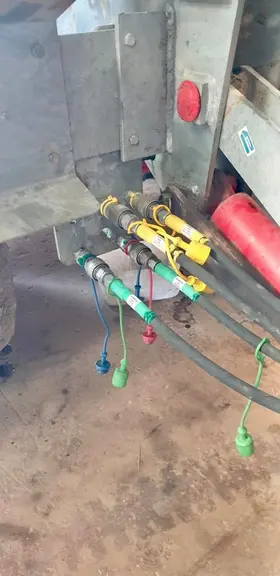La tonne à lisier Jeantil équipée en rétrofit de la rampe à patins Bomech disposait déjà d'alimentations hydrauliques à l'arrière.