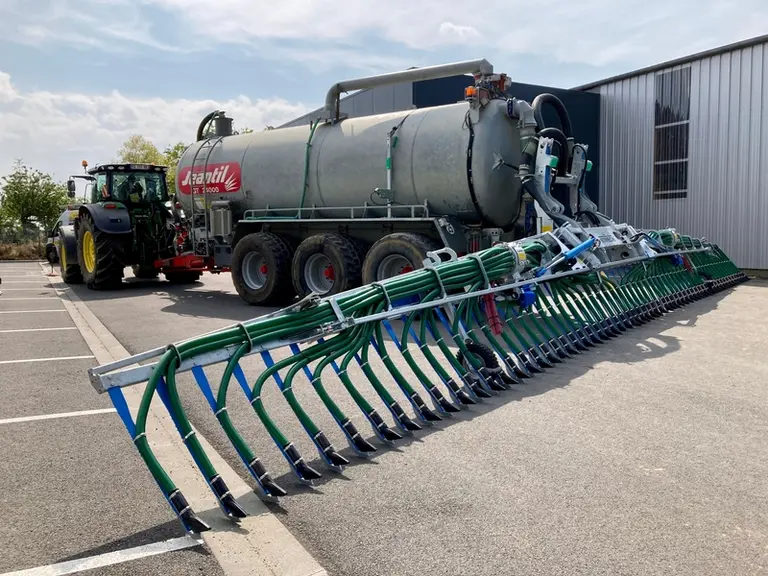 La rampe à patins de 15 mètres  sera utilisée pour épandre du lisier de vaches laitières en logettes contenant de la paille broyée et mélangé aux eaux