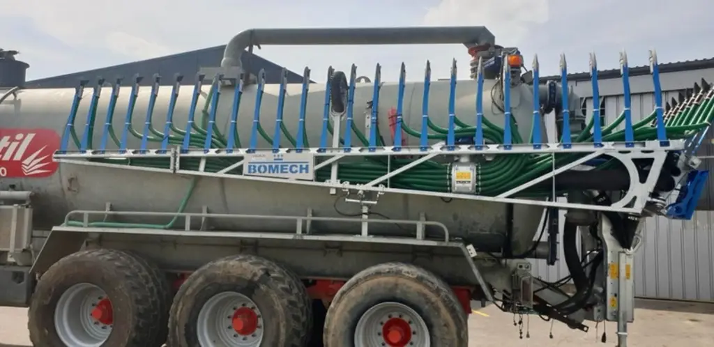 La société Mécagri a monté des supports pour verrouiller la rampe à patins au transport, sans opérer de soudure sur la cuve.
