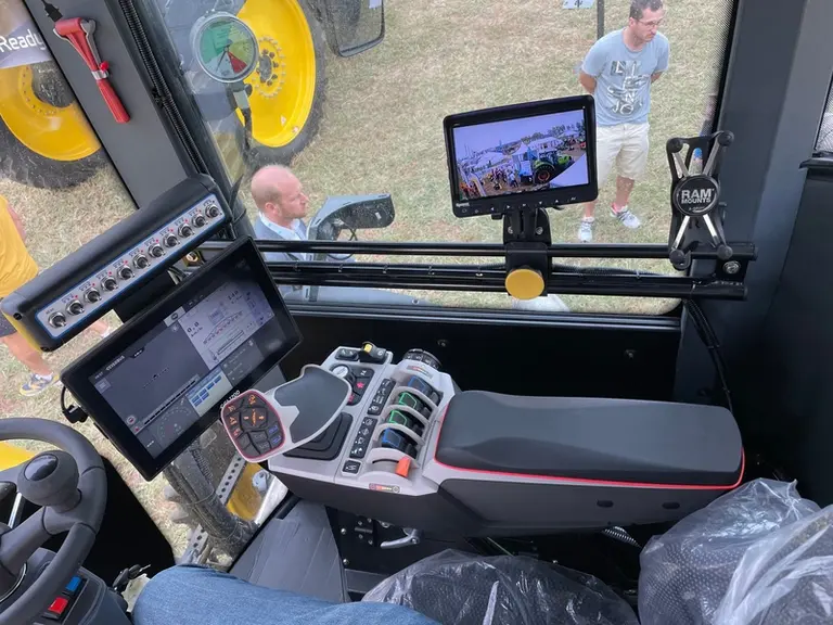 Le pulvérisateur automoteur Artec RS 20 reçoit un accoudoir multifonction fourni par Grammer.