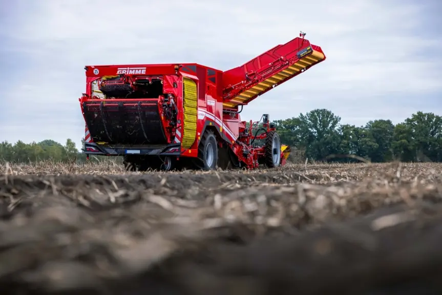 La nouvelle génération d'automotrice d'arrachage de pommes de terre Varitron 470 dispose du réglage automatique de la vitesse des chaînes de tamisage