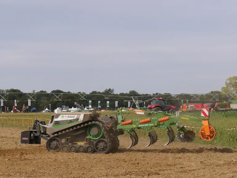 Le robot chenillard AgBot 5.115T2 d'AgXeed loge un moteur Deutz de 156 ch.