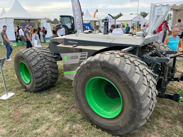Le tracteur autonome ABot 2.055W4 d'AgXeed est animé par un moteur diesel de 75 chevaux.